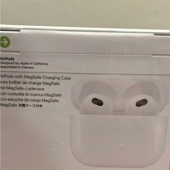 Apple AirPods 3rd Generation with - Picture 2 of 4